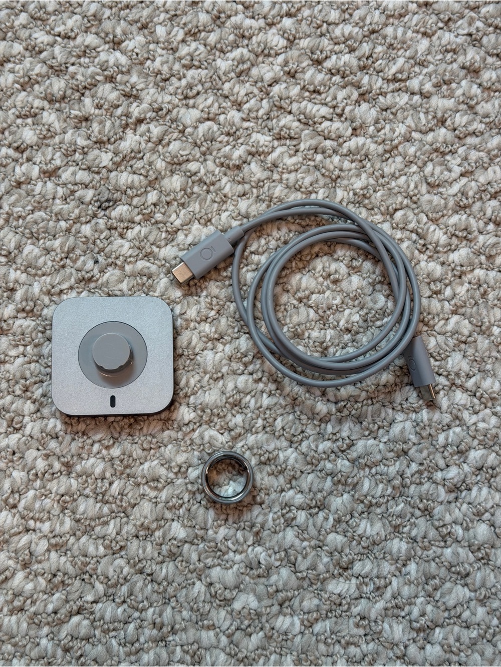 Oura Ring 4 with Charging Dock and Cable Set in Brushed Silver
